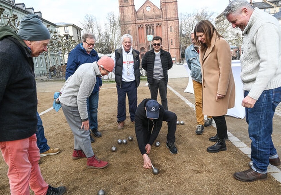 Bouleplatz auf dem Luisenplatz wieder geöffnet: Bahnen und Verleihangebote stehen kostenfrei bereit