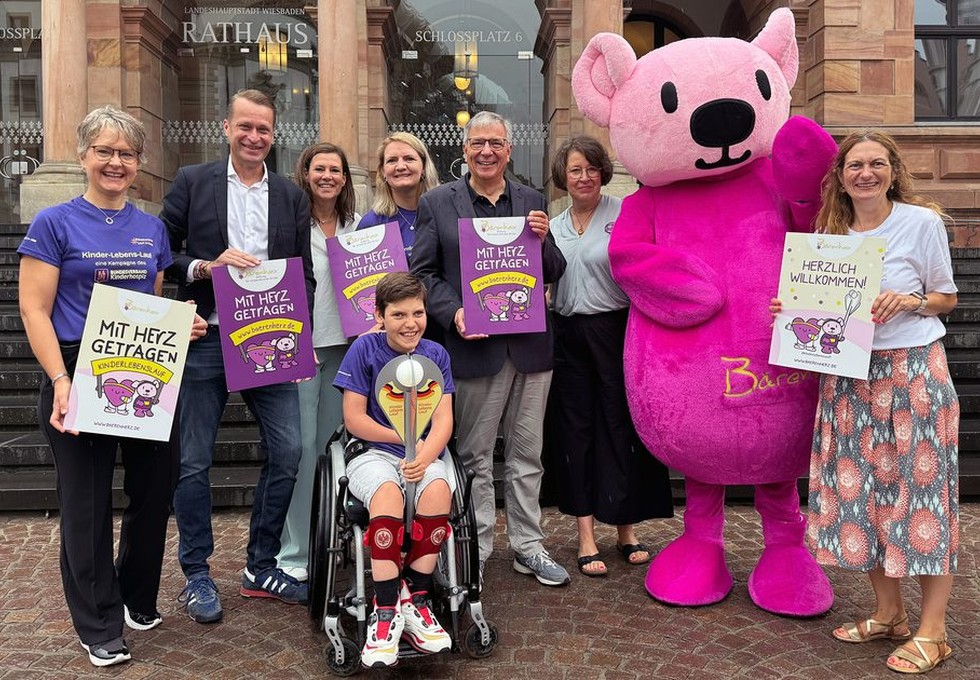 Engelsfackel vor dem Wiesbadener Rathaus erinnert an Arbeit der Kinderhospize Engelsfackel vor dem Wiesbadener Rathaus erinnert an Arbeit der Kinderhospize