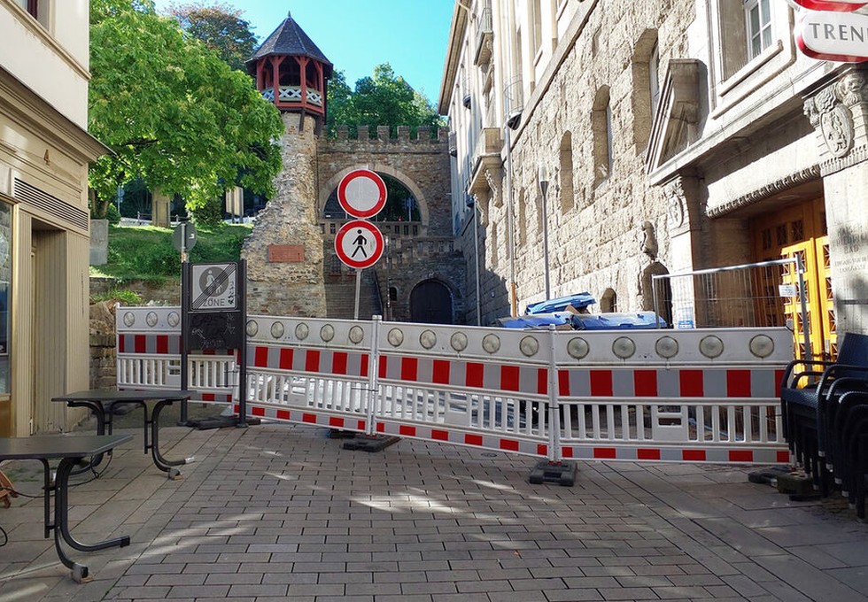 Fassadenschaden am Römertor führt zu Straßensperrungen und Zugangsbeschränkungen