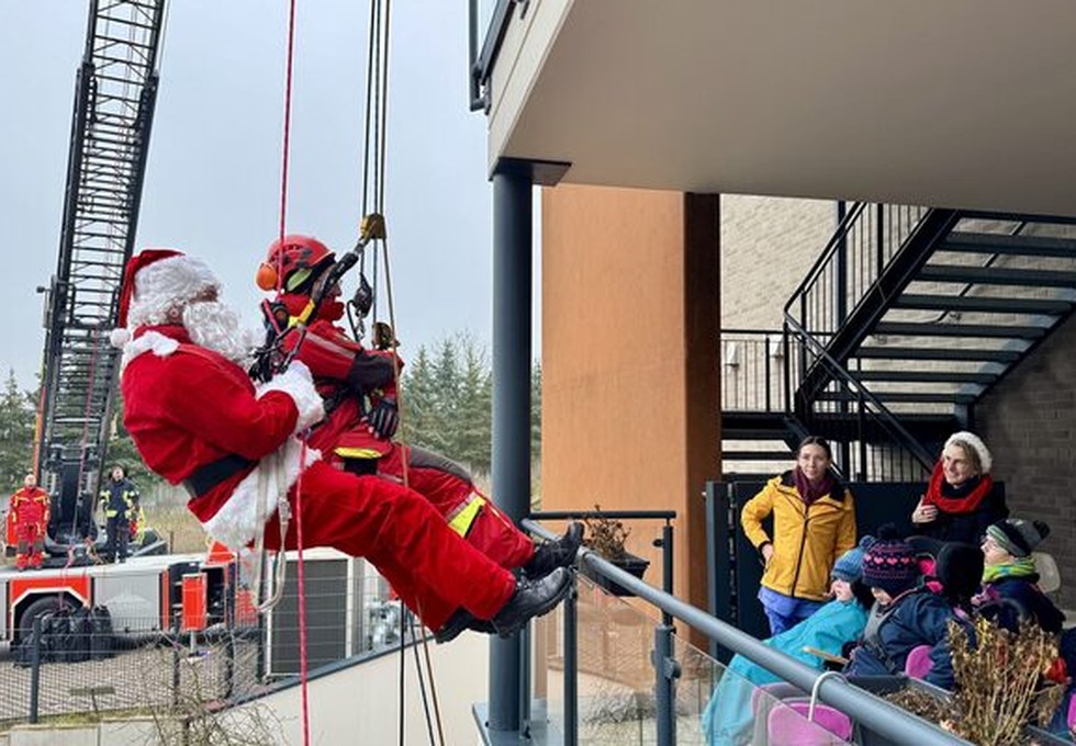 Höhenretter der Feuerwehr seilen sich als Nikolaus ins Zwerg Nase Zentrum ab Höhenretter der Feuerwehr seilen sich als Nikolaus ins Zwerg Nase Zentrum ab