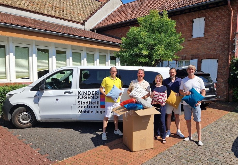 Lions Club stattet Jugendräume in Wiesbadens östlichen Stadtteilen mit Kissen aus