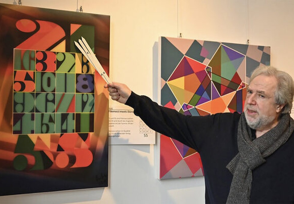 Mathematische Kompositionen in Farbe: Jürgen Felger zeigt digitale Drucke im Rathausfoyer