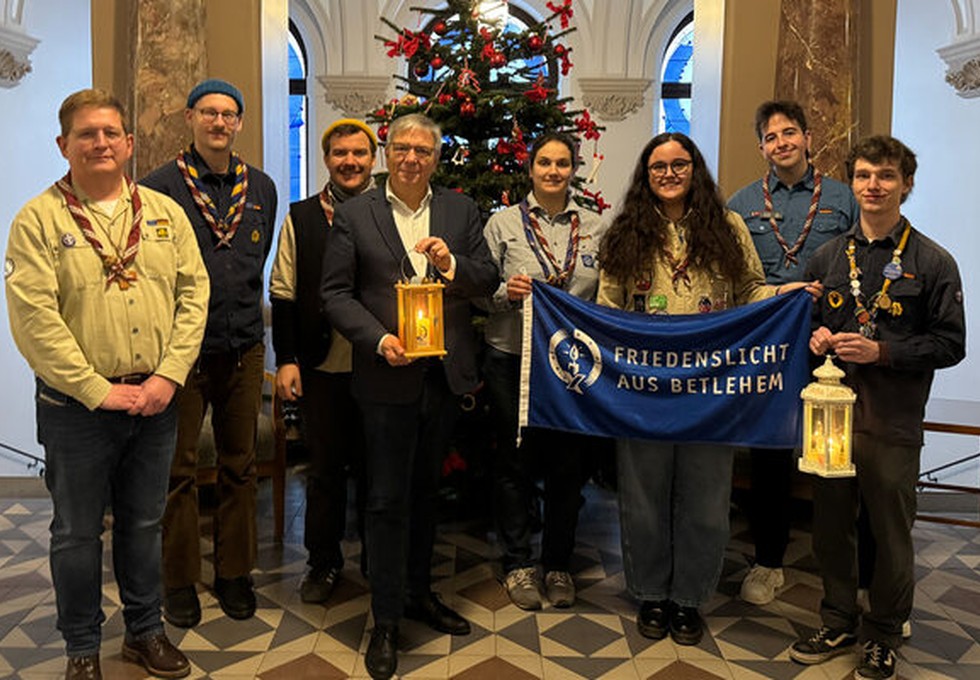 Mende empfängt Friedenslicht im Rathaus und sieht Frieden als Aufgabe, die Mut verlangt