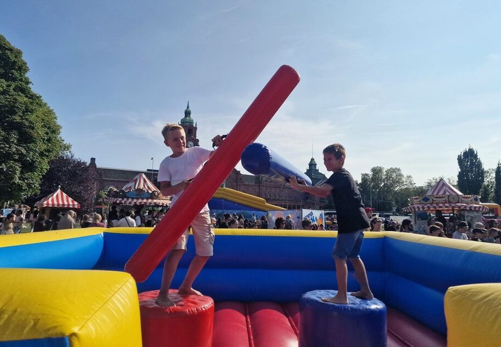 Sommerwiese in Wiesbaden: Fünf Tage Spiel, Bewegung und Kreatives in den Reisinger Anlagen Sommerwiese in Wiesbaden: Fünf Tage Spiel, Bewegung und Kreatives in den Reisinger Anlagen