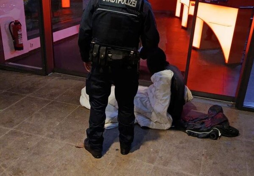 Stadtpolizei in Wiesbaden reicht nachts heißen Tee und informiert Hilfesuchende