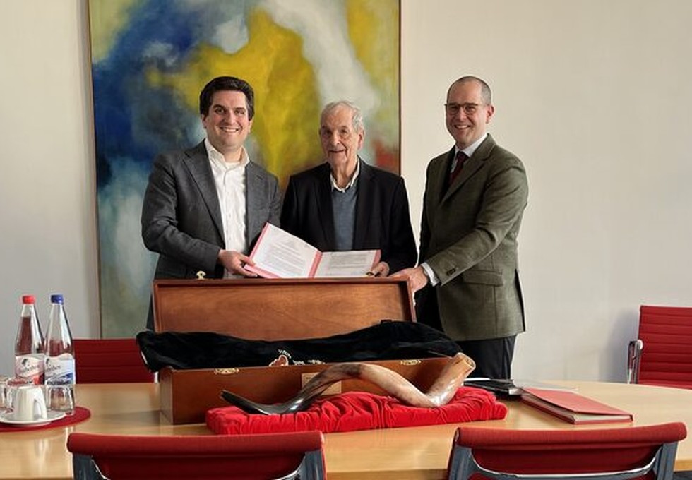 Theatermacher Manfred Beilharz übergibt umfangreichen Vorlass an Stadtarchiv Wiesbaden Theatermacher Manfred Beilharz übergibt umfangreichen Vorlass an Stadtarchiv Wiesbaden