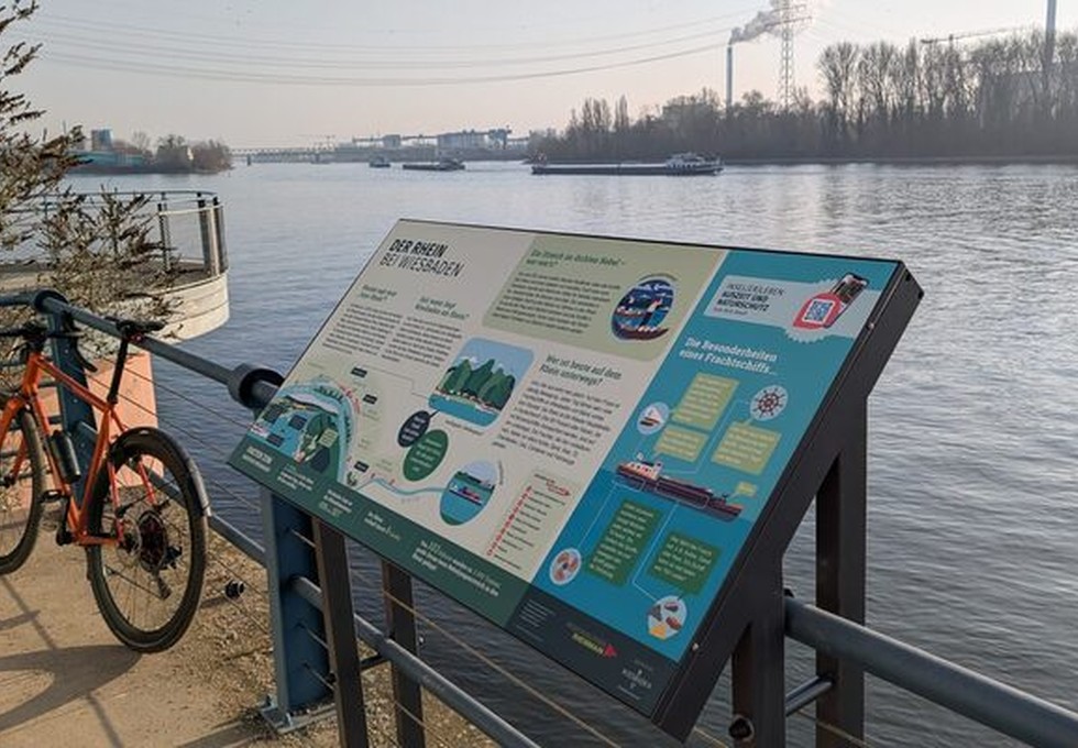 Wiesbaden ergänzt Uferwege mit neun Informationstafeln und digitalen Animationen