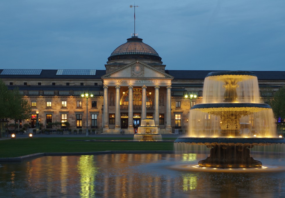 Wiesbadens Wirtschaft: Leichtes Wachstum bei BIP und Beschäftigung, Arbeitslosigkeit steigt dennoch